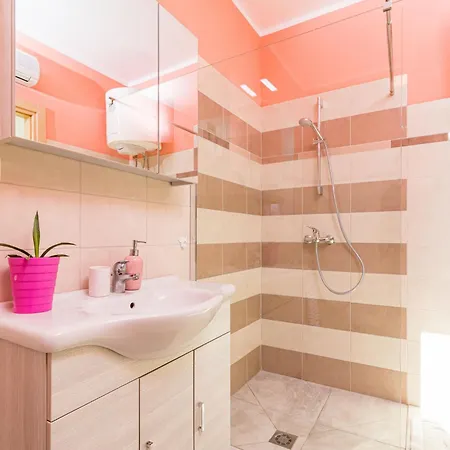By Interhome بيت للعطل Tinjan